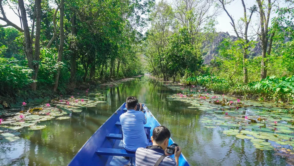 Đi thuyền khám phá danh thắng Kim Sơn