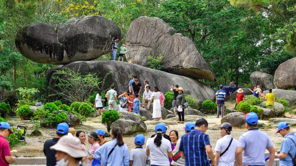 Du khách tham quan Hòn Trống Mái