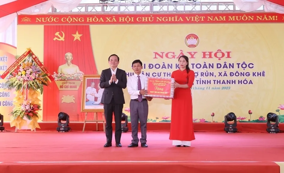 Phó Thủ tướng Trần Lưu Quang tặng quà động viên cán bộ và nhân dân thôn Chợ Rủn. Ảnh: Báo Thanh Hóa