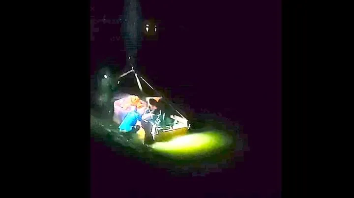 Lực lượng tìm kiếm các nạn nhân xuyên đêm. Ảnh: K.Đ