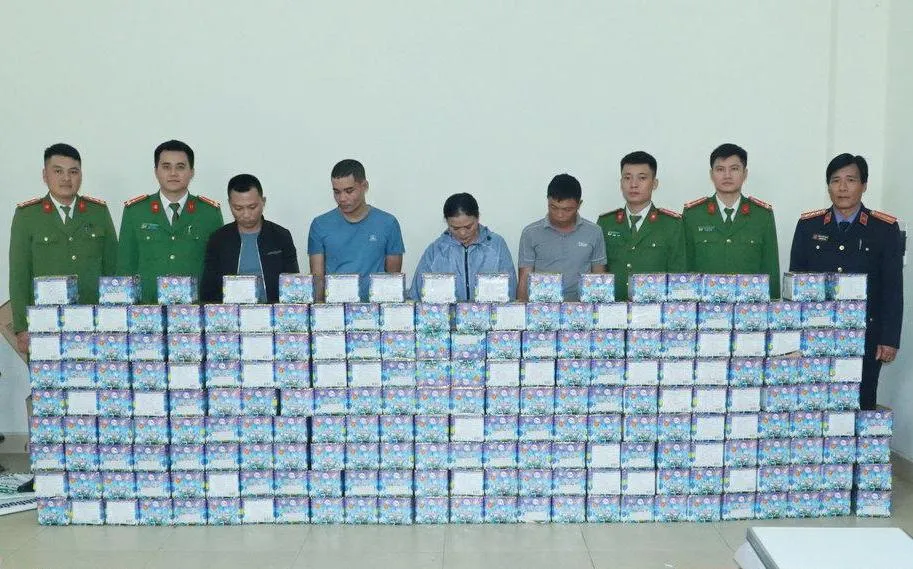 Các đối tượng (mặc thường phục, đứng giữa) và tang vật 420kg pháo nổ. Ảnh: M.KH Các đối tượng (mặc thường phục, đứng giữa) và tang vật 420kg pháo nổ. Ảnh: M.KH