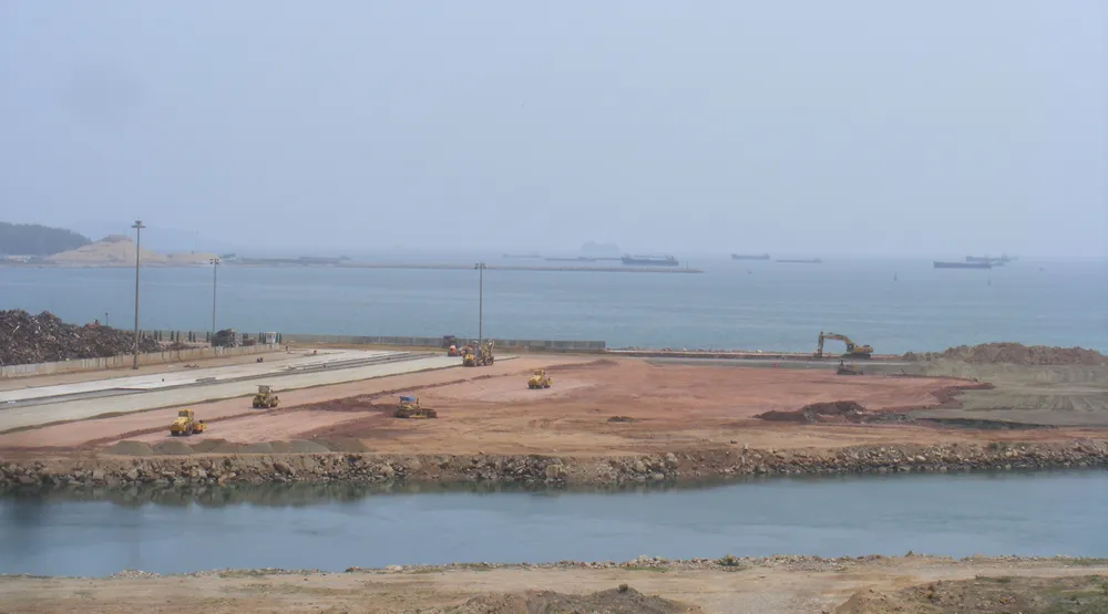 Thi công san lấp mặt bằng tại Khu kinh tế Nghi Sơn để đón các nhà đầu tư Thi công san lấp mặt bằng tại Khu kinh tế Nghi Sơn để đón các nhà đầu tư