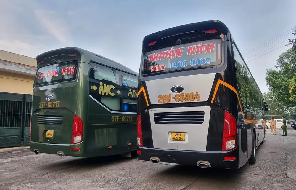 Hai xe khách được đưa về Trạm CSGT Quảng Xương để làm rõ (ảnh chụp ngày 20-10). Ảnh: P.T