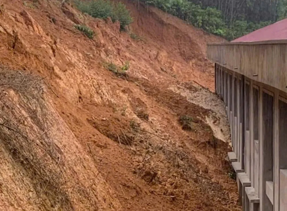 Mountain collapse causes soil and rock to spill into the Lam Phu Secondary School area.