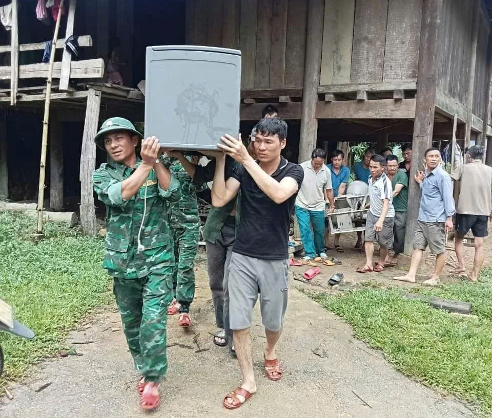 Authorities help residents of Puc Village, Nam Giai Commune, Que Phong District, Nghe An Province, relocate their homes to avoid landslides.