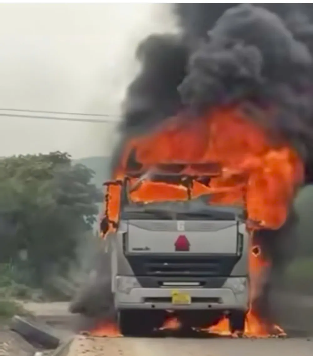 Hiện trường xe tải bốc cháy dữ dội. Ảnh cắt từ clip