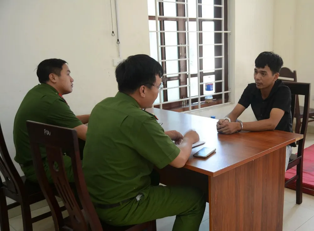 Cơ quan Công an lấy lời khai của Nguyễn Khắc Nhật. Ảnh: CÔNG AN NGHỆ AN