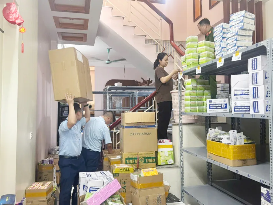 Cơ quan chức năng kiểm tra kho thuốc tân dược có chứa hàng giả. Ảnh: CÔNG AN THANH HÓA