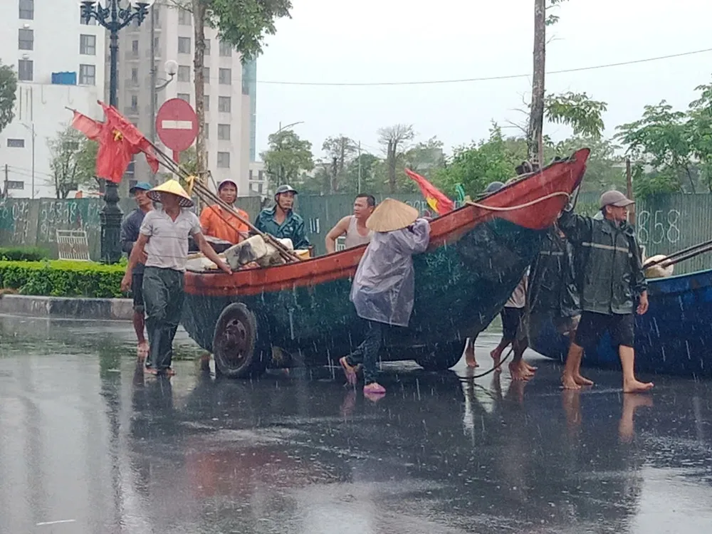 Ngư dân phường Sầm Sơn (tỉnh Thanh Hóa) đưa thuyền lên đường Hồ Xuân Hương tránh trú bão