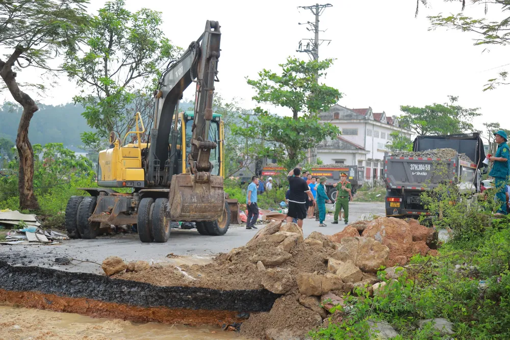 Một đoạn đê sông Vinh bị khoét vỡ