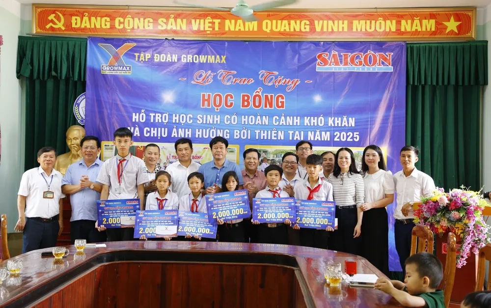 Báo SGGP và và Tập đoàn GrowMax trao học bổng cho học sinh khó khăn vùng bão lũ Nghệ An
