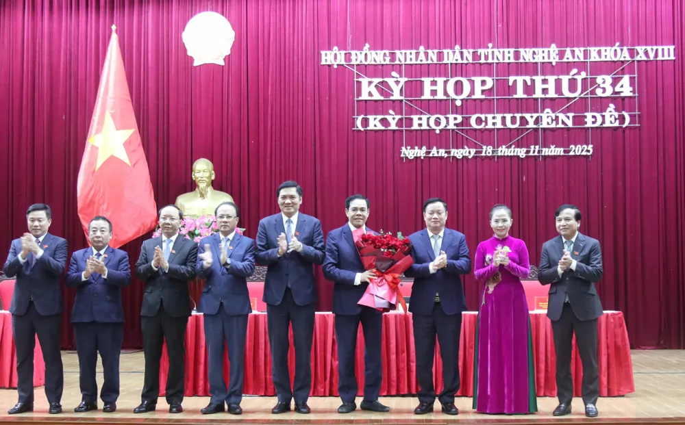 Đồng chí Võ Trọng Hải (thứ 4 từ phải qua) được bầu giữ chức Chủ tịch UBND tỉnh Nghệ An