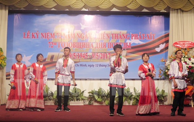 紀念活動中的文藝節目。（圖片來源：胡志明市黨部電子新聞網）