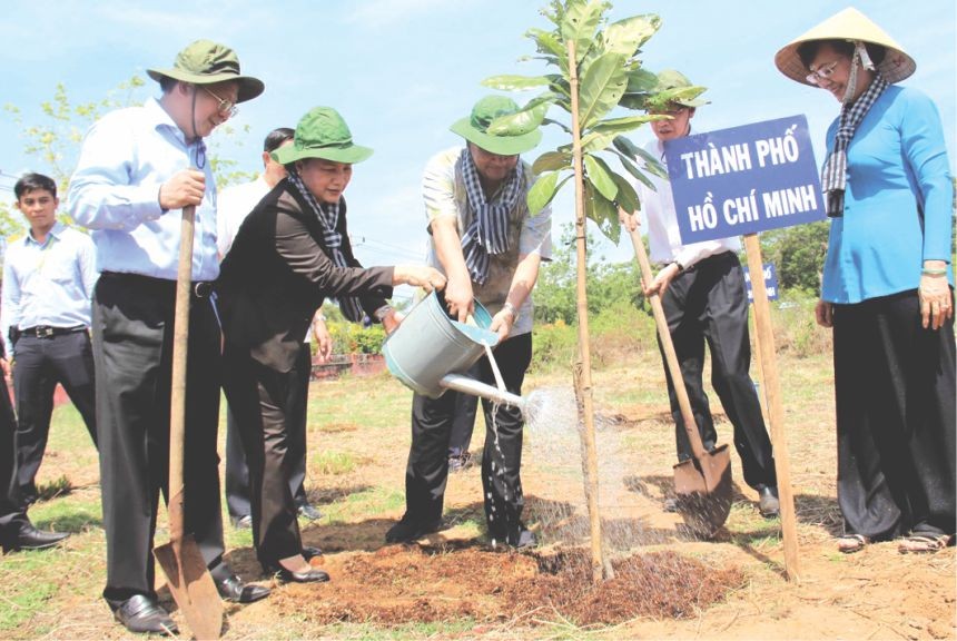 各位代表植樹留念。（圖片來源：互聯網）