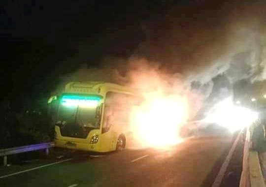 突然自燃的臥鋪客車。（圖片來源：SGGPO）