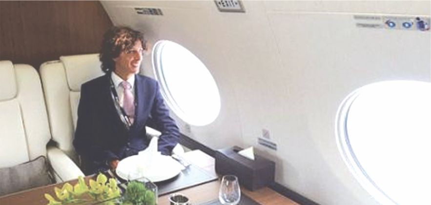 曼特拉斯試乘飛機。（圖片來源：互聯網）