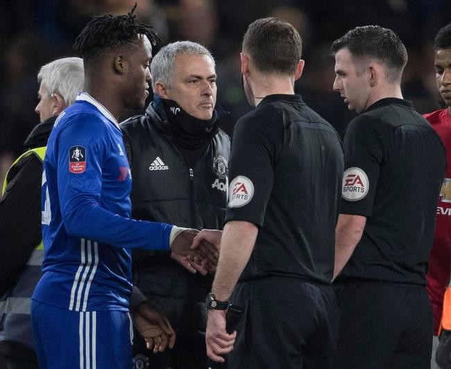 穆帥感謝奧利弗。(圖片來源：互聯網)