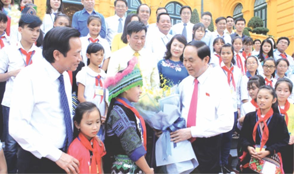 國家主席陳大光親切慰問優秀生代表。（圖片來源：互聯網）