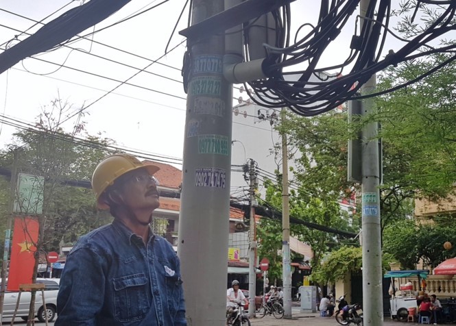 阮黃芝每日的工作是檢查電網。（圖片來源：國明）