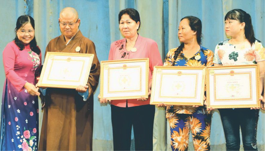 市人道捐血中心主任陳氏如素向捐血者頒發獎狀。（圖片來源：愛心）