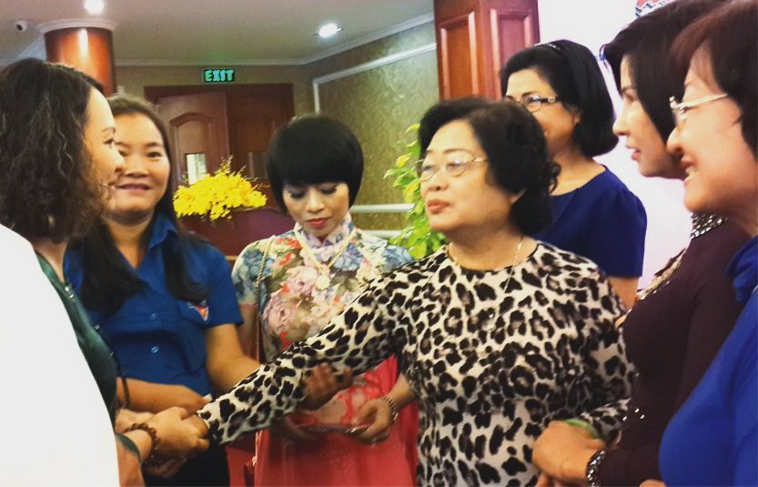 原國家副主席張美華與少數民族同胞交流。（圖片來源：心雨）