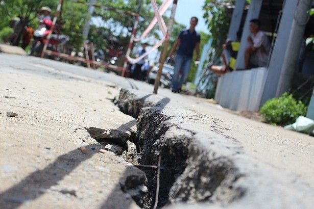 芽皮縣現有多個沿河地點潛伏坍塌危機。（圖片來源：阮安）