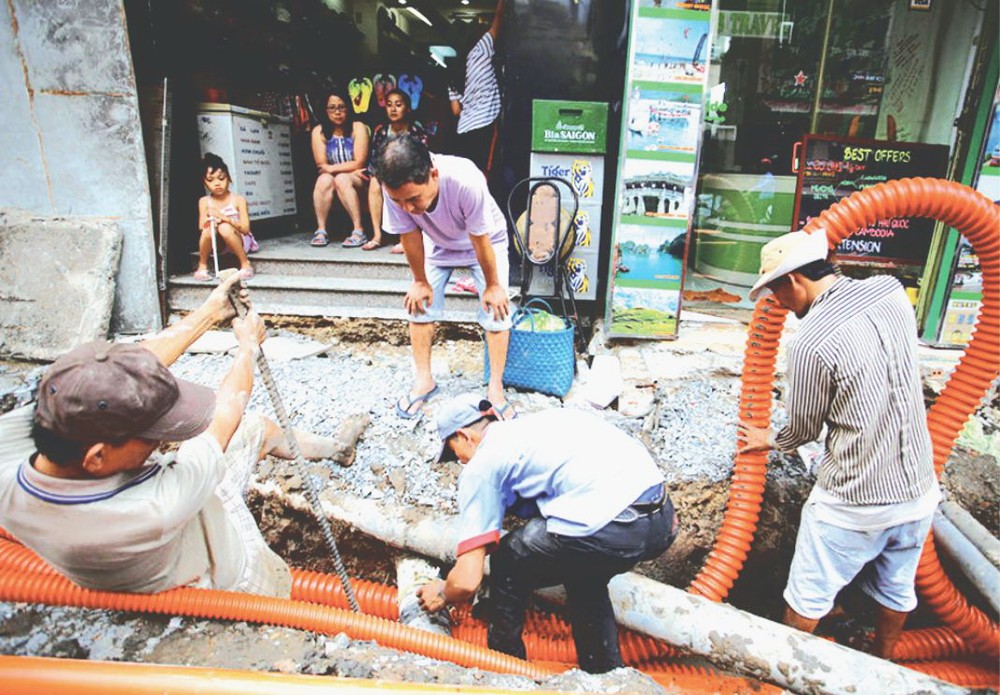 不少經營戶向施工單位移交人行道，以便完成若干項目。（圖片來源：互聯網）