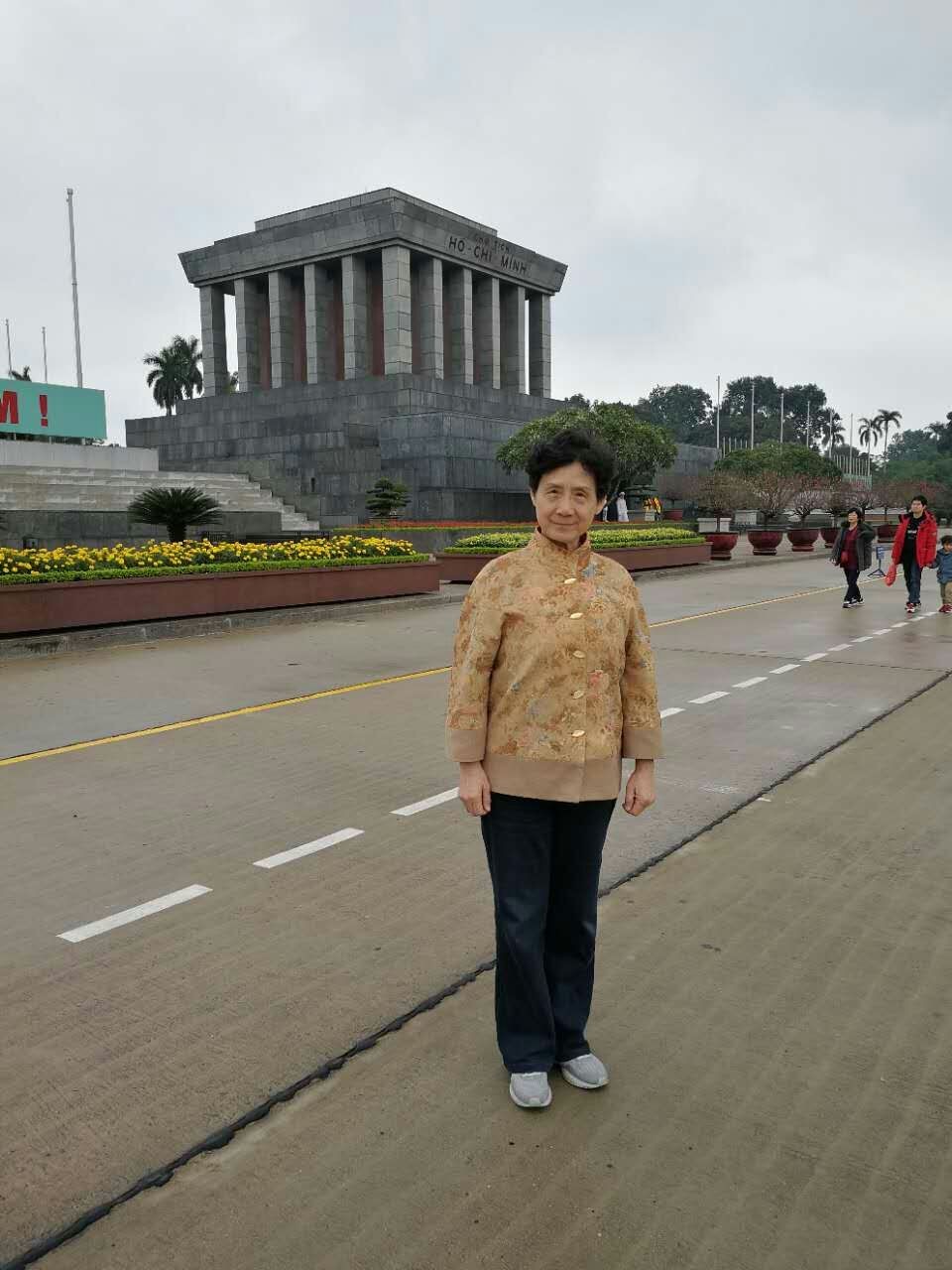 筆者在胡主席陵前。