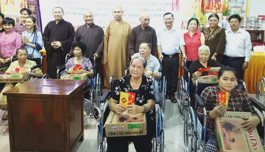 組委會向殘疾人士贈送輪椅。（圖片來源：愛心）