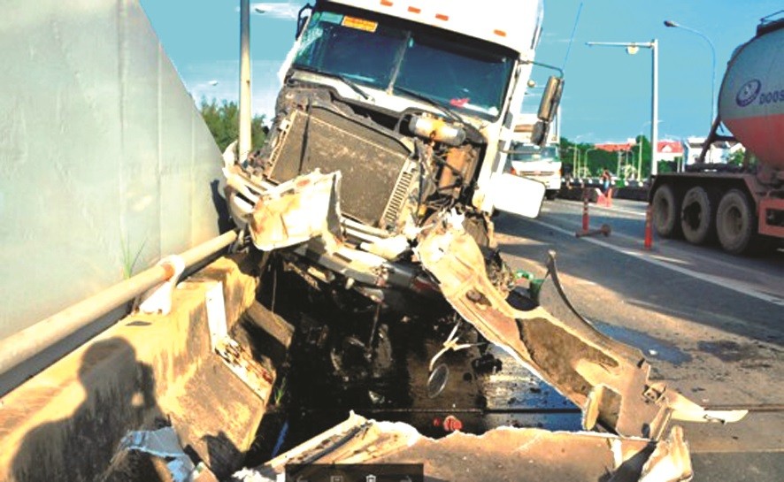 集裝箱車撞飛分隔欄。（圖片來源：互聯網）