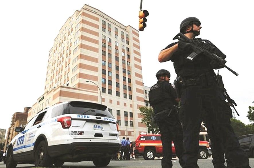 警察在醫院外警戒。（圖片來源：互聯網）