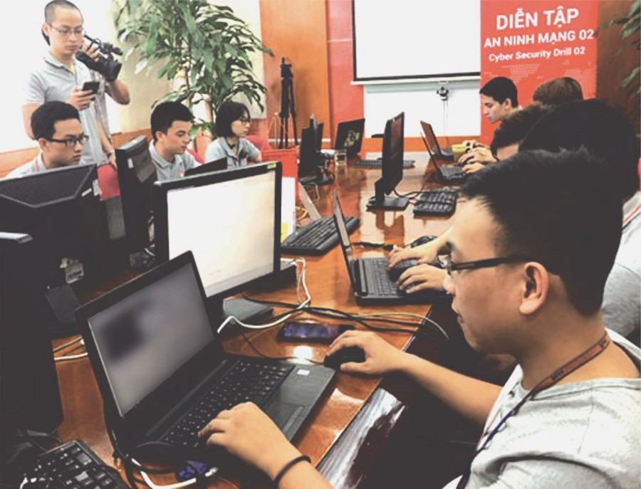 網絡安全人員在修復電腦機的漏洞。（圖片來源：互聯網）