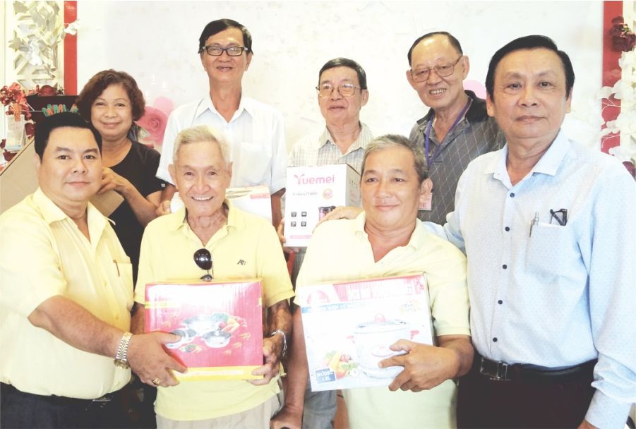 胡百全理事長(右一)和丁文森副理事長(左一) 向中獎者頒獎。（圖片來源：仁建）