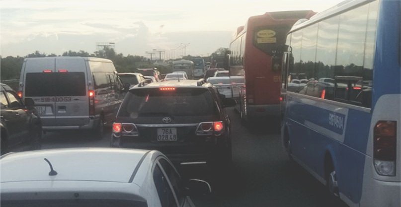隆城-油曳高速公路堵車。（圖片來源：互聯網）