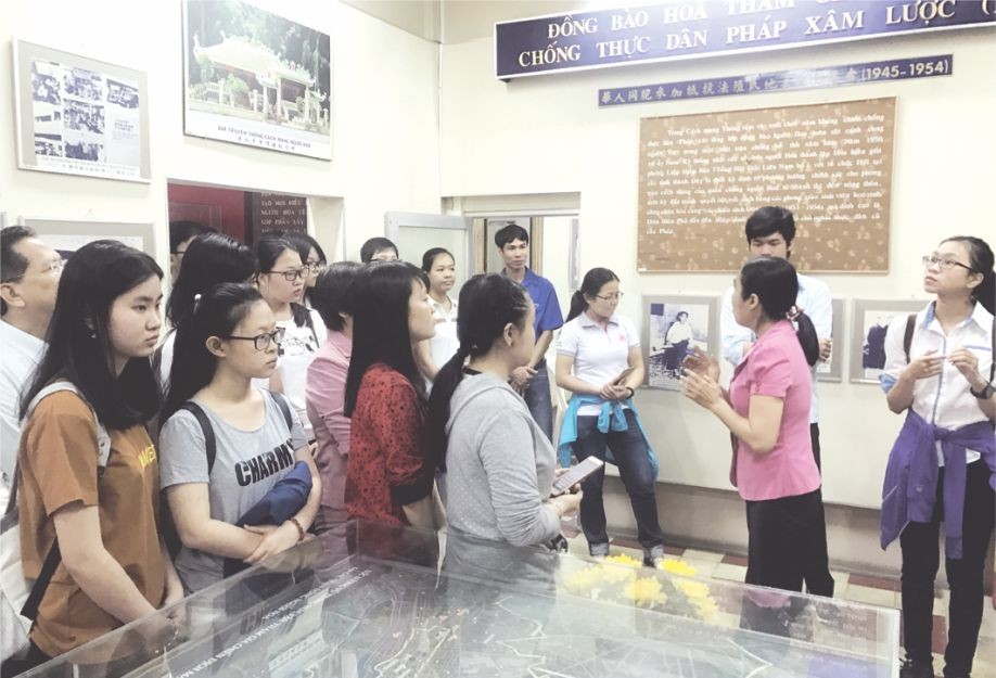學生參觀華人革命傳統室。（圖片來源：仁建）