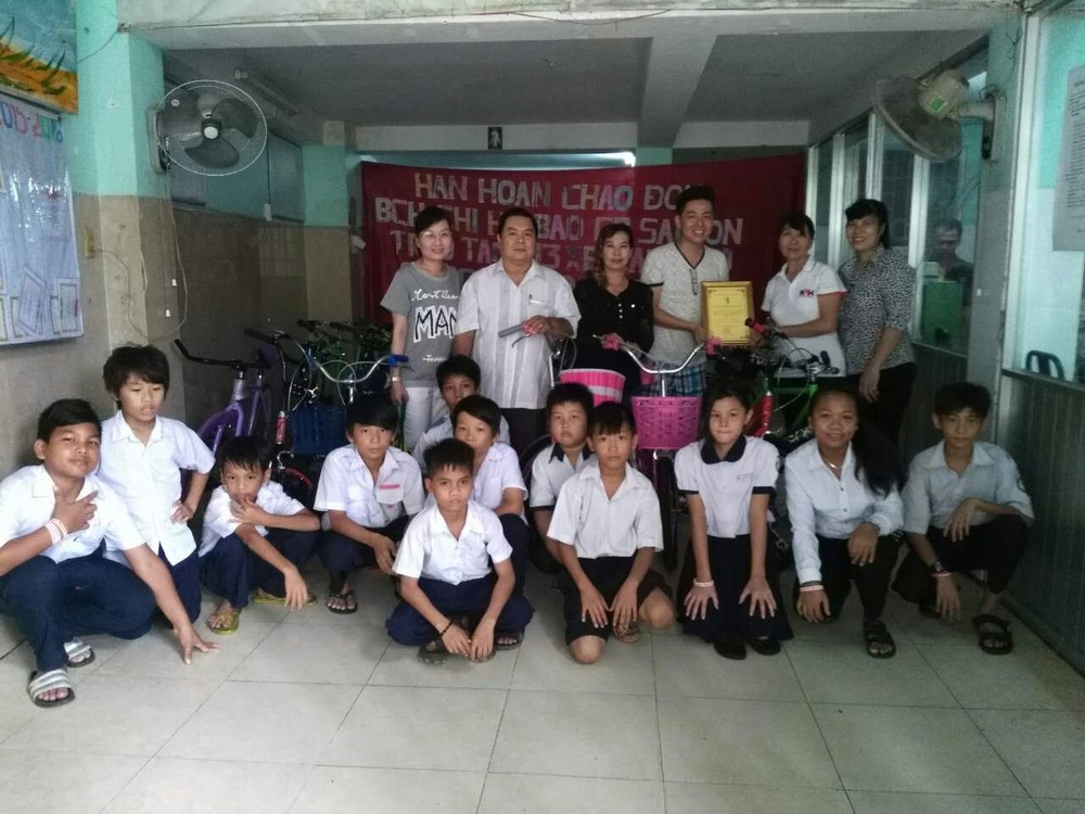 本報共青團贈送自行車（圖片來源：仁建）