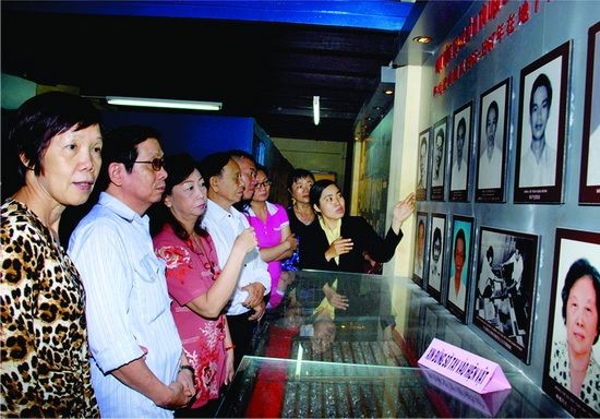 代表團參觀地下印刷室。