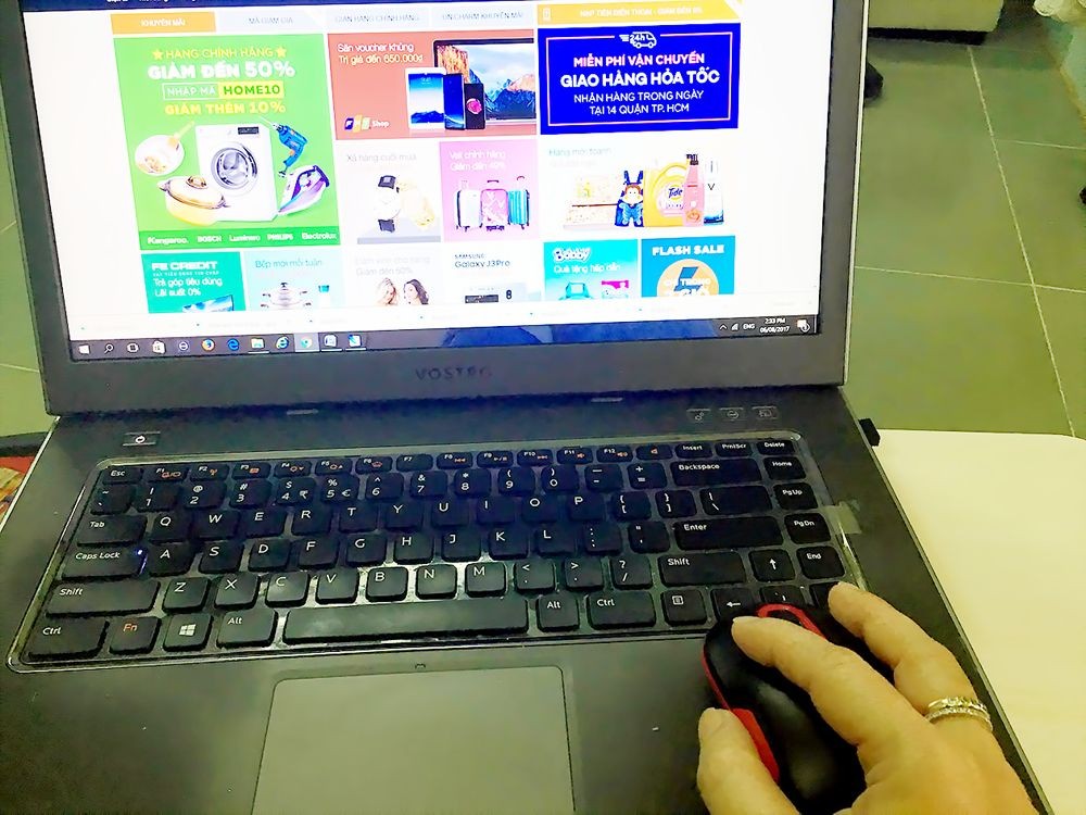 各電子商務網站經常大減價以吸引客戶。