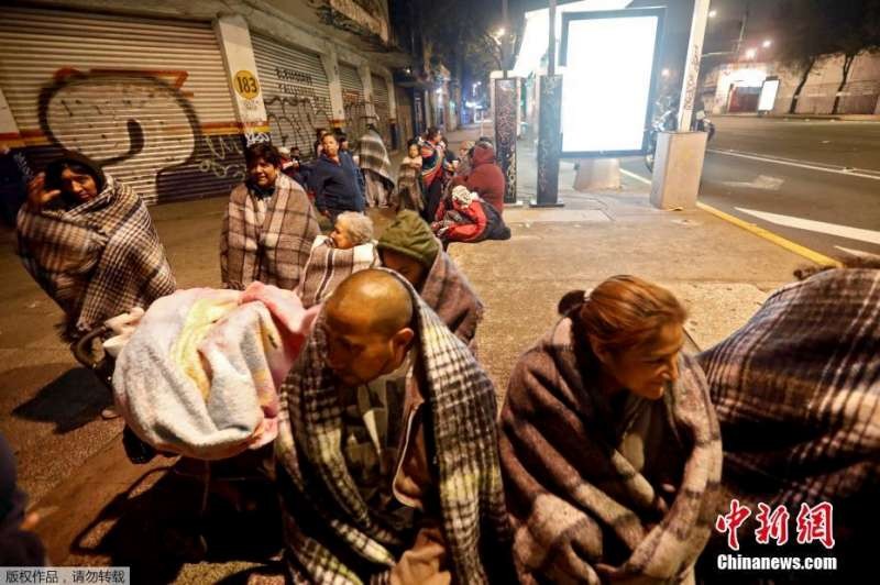 墨西哥發生強震，民眾街頭裹毛毯過夜。（圖源：中新網）