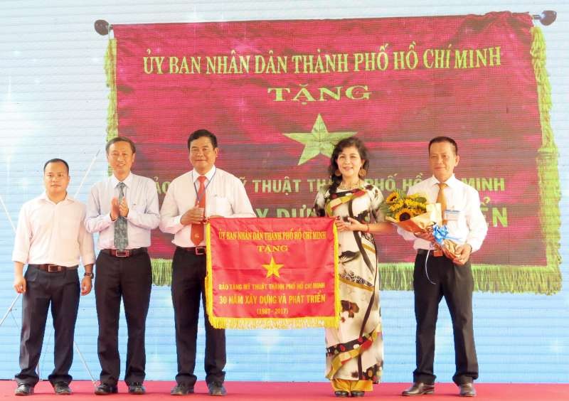 市人委會向該館頒贈傳統錦旗。（圖源：互聯網）