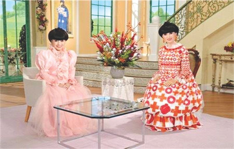 機器人（右）和明星在一起。