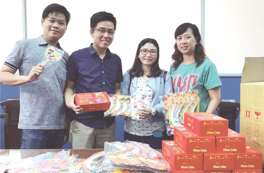 　　本報共青團執委向芹耶縣少兒文化宮贈送月餅 和禮物。