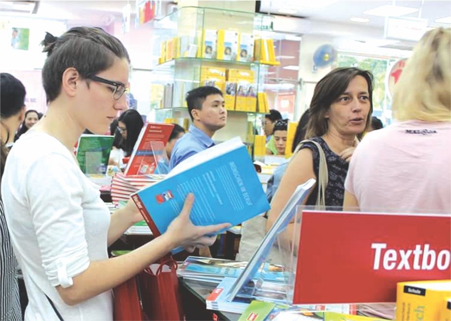 書展開幕當天吸引眾多越、德大學生前往參觀、購閱。