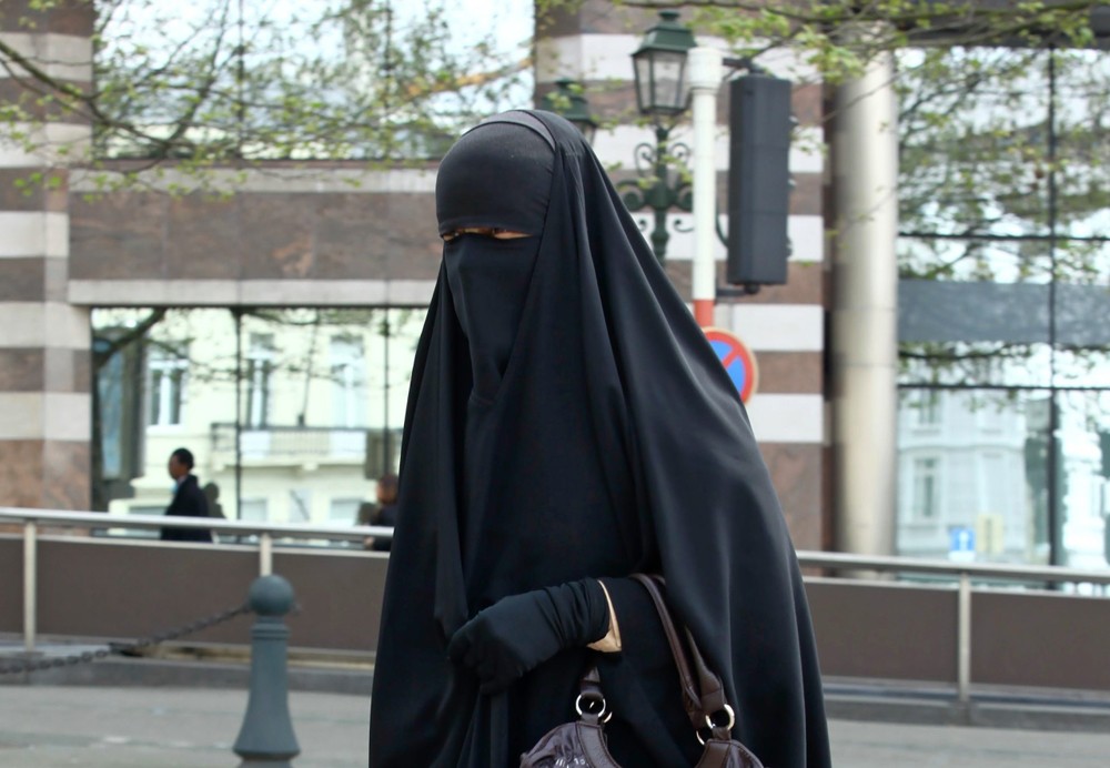 奧地利實施“蒙面”禁令。