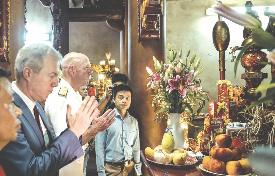 斯科特‧斯威夫特海軍上將參觀陳興道祠廟。