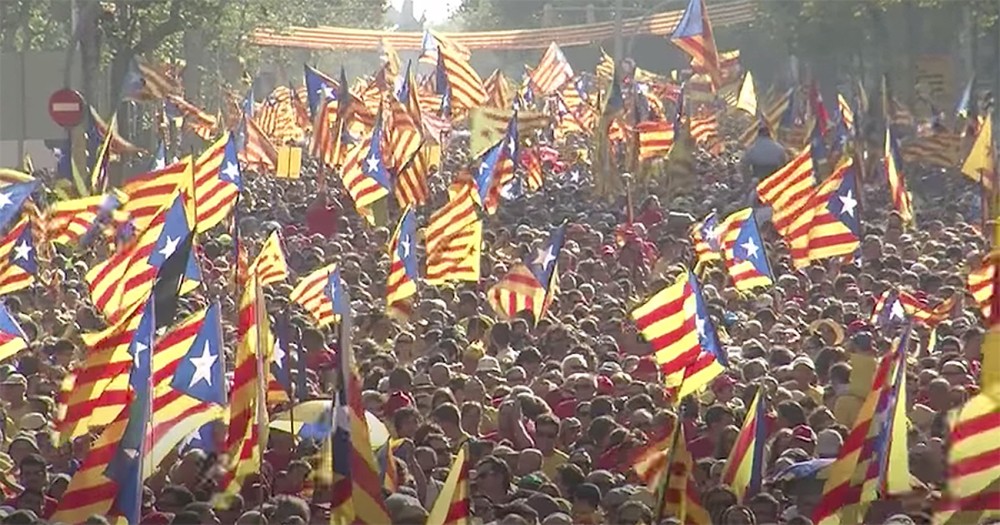 資料圖片：加泰隆尼亞獨立支持者（圖片來源：The Economist片段截圖）