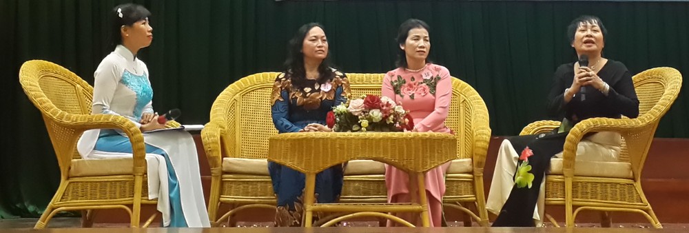 華人商販應氏蓮（右一）與各代表交流。