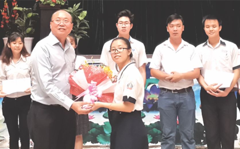 學生代表向高肇力總經理獻花致謝。