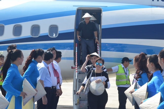 TOM064號班機的乘客抵達富國國際機場。