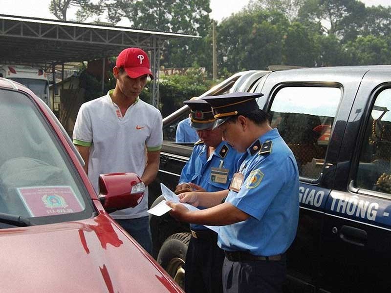 市交通檢查幹部在檢查一Uber司機的駕駛證件。